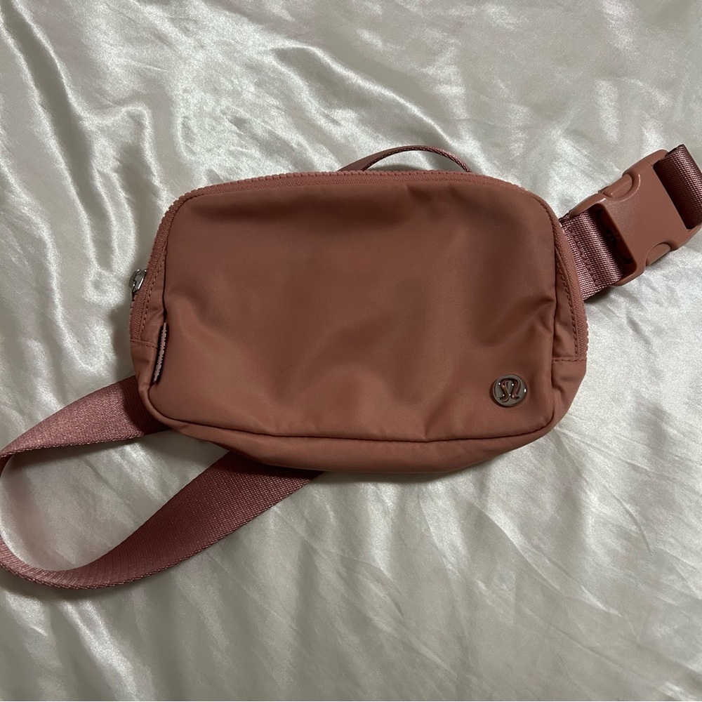 Lululemon 1L belt bag
